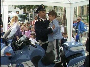 110518_bimbi-forze-dellordine