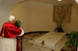 Preghiera di Benedetto XVI sulle tombe dei Papi