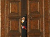 23700654_benedetto-xvi-non-pi-papa-chiuso-il-portone-di-castel-gandolfo-ora-sar-un-semplice-pellegrino-0
