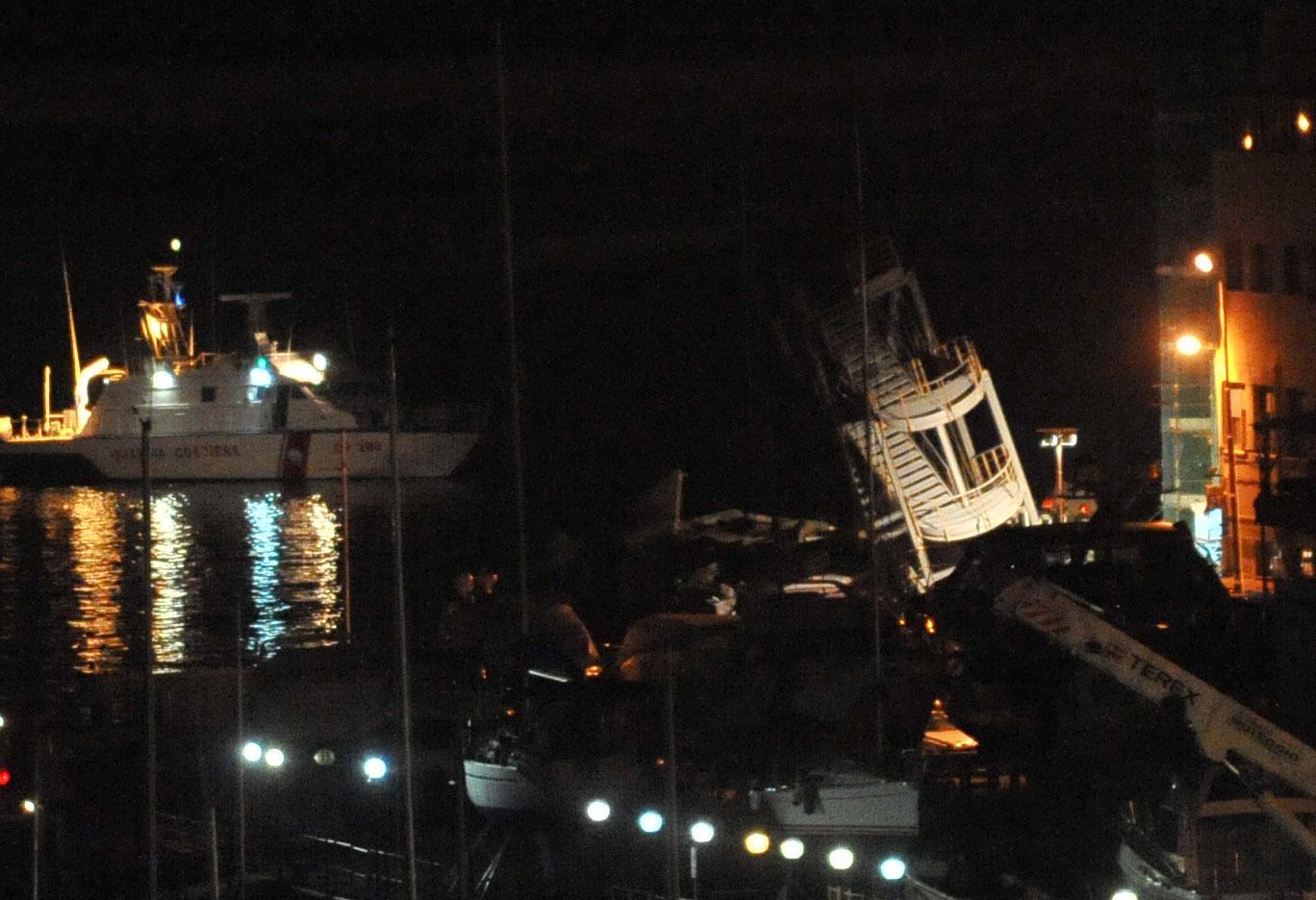 Porto di Genova: nave contro il molo Giano, crolla torre controllo