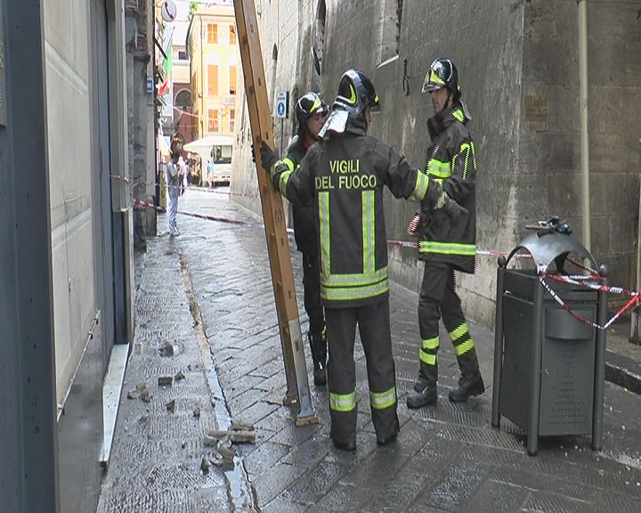 caduta calcinacci vigili fuoco