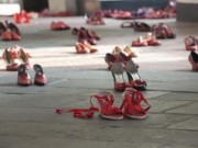 violenza donne scarpe
