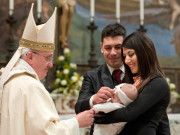 Papa Francesco battezza 32 bimbi nella Sistina