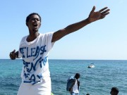MIGRANTI VENTIMIGLIA, LA PROTESTA DEI CENTO SUGLI SCOGLI