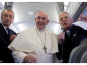 papa francesco in aereo