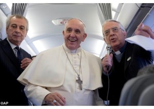 papa francesco in aereo