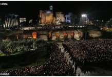 La preghiera del Papa di fronte alla Croce di Cristo