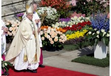 Paesi e popoli martoriati al centro del messaggio di Pasqua del Papa