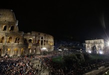 Via Crucis del Papa: la Croce mostra che Dio ama fino alla fine