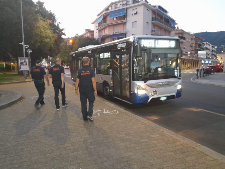 Verifiche sui bus AMT, 25 persone viaggiavano senza biglietto