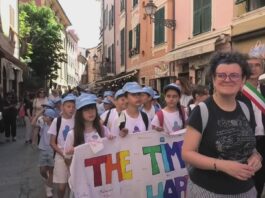 Centinaia di bambini delle scuole alla sfilata di apertura del Festival Andersen