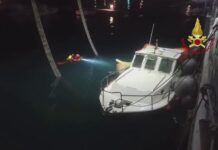 Genova, intervento dei Vigili del fuoco per un’imbarcazione affondata