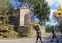 Finiscono fuori strada con lo scooter, coppia in elicottero al San Martino