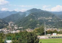 Incendio boschivo a Carasco: sul posto Vigili del Fuoco, volontari, l’elicottero