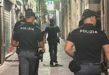 Si rifiutano di pagare e minacciano il titolare: denunciati due giovani a Genova