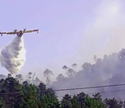 Incendio a Sesta Godano, ancora due focolai. In azione canadair ed elicottero.