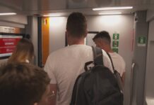 Ritardi frequenti, sovraffollamento nelle stazioni e sui treni: i disagi estivi dei pendolari liguri