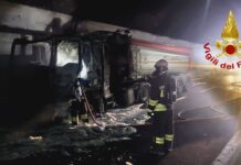 Un camion in fiamme nella Galleria Sperone, A12 chiusa dal bivio con l’A7 a Genova Est